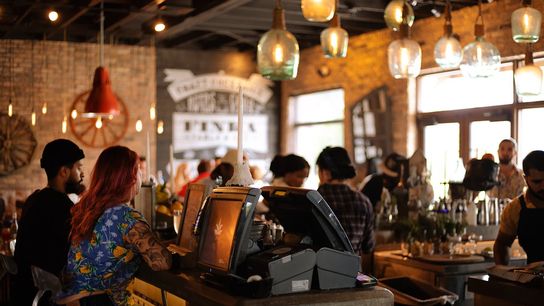 Newcomers Guide: Why Alaska Banned Happy Hour and What It Means for Dining and Nightlife